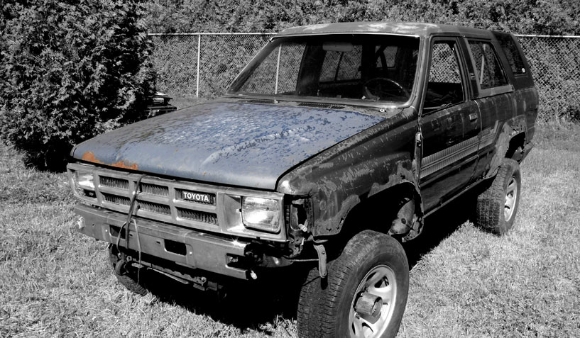 Toyota 4 Runner 1986 car on which the hood was taken and is available for the creation of an industrial table or artwork.